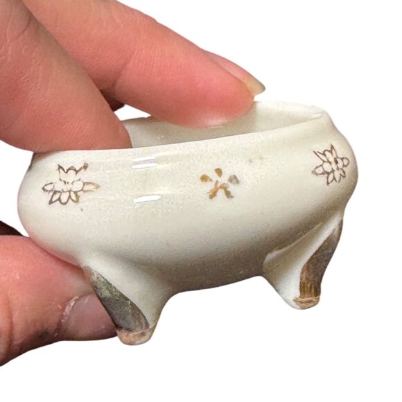 Vintage Japanese Porcelain Footed Trinket Box With Floral Design & Gem Accent - Picture 5 of 6